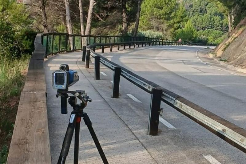 El nou cinemòmetre de la Policia Local de Sant Feliu en una de les carreteres del poble.