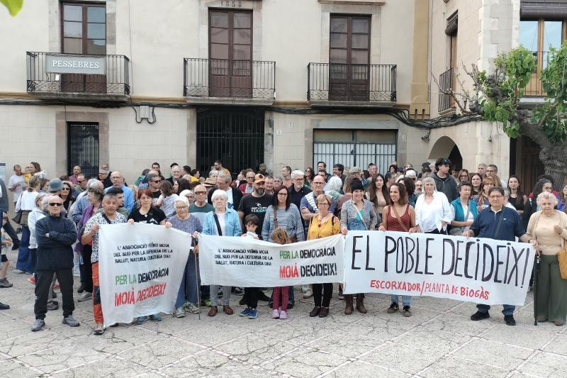 Manifestants contraris al projecte de l'Ajuntament el passat 21 de maig en una concentració durant un ple municipal.
