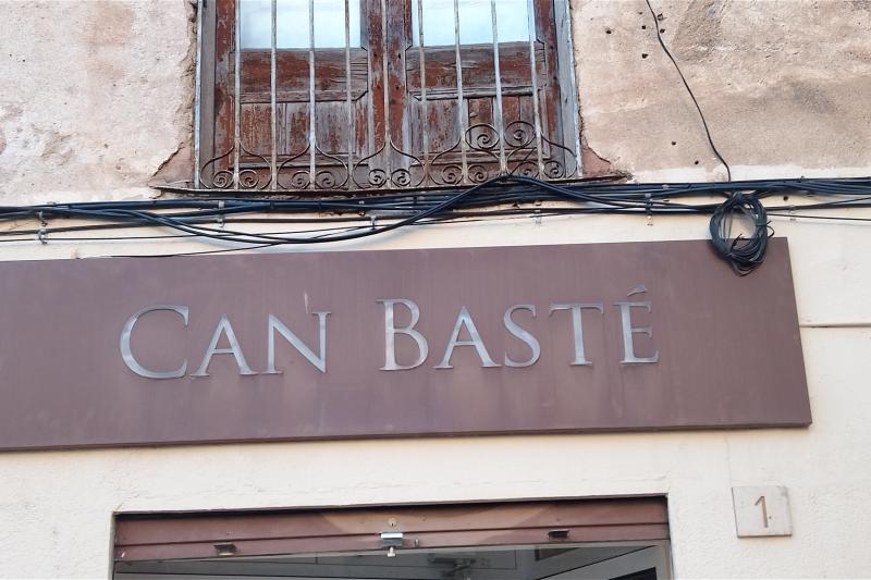 A Vivències, recordarem els orígens de la botiga centenària de Can Basté amb el testimoni dels familiars. Abans, en Jaume Segalés ens parlarà des de Madrid sobre els 20 anys d’aquesta emissora.