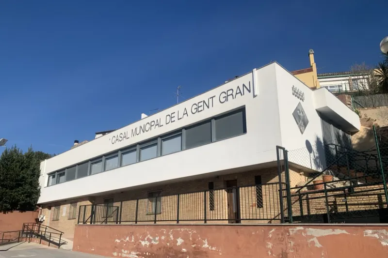 Façana del Casal Municipal de la Gent Gran, on s'instal·larà l'ascensor.