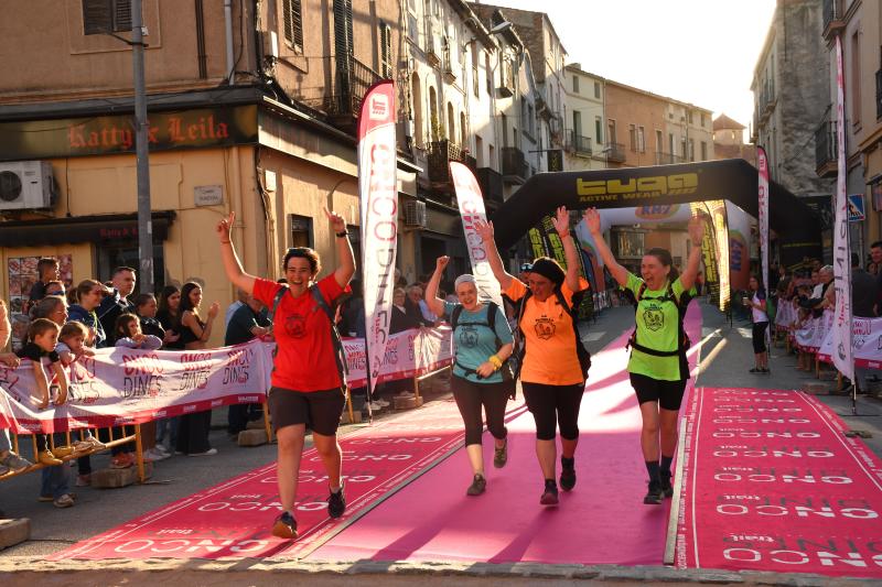 Participants de l'anterior edició de l'OnCodines arribant a la línia de meta.