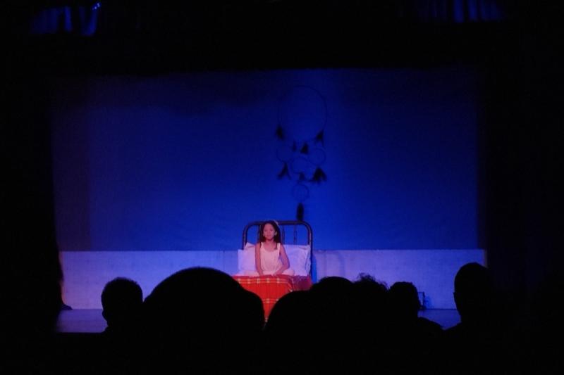 Una nena fent teatre