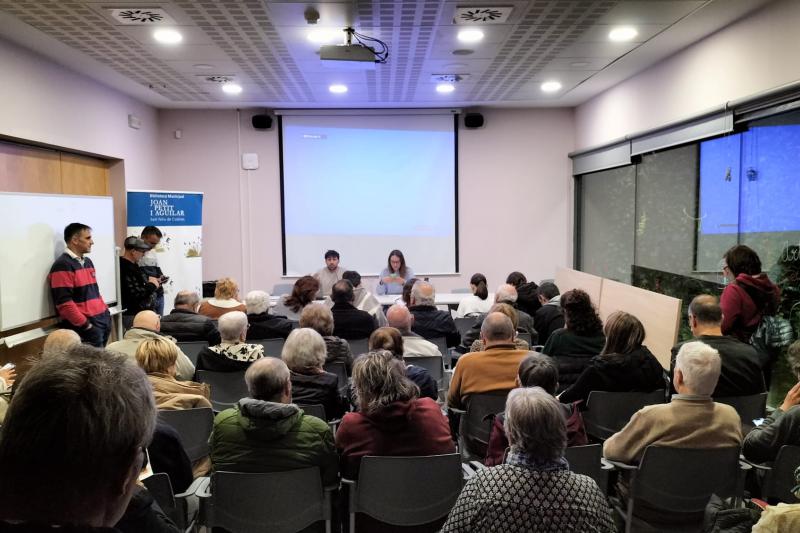 La sala d'actes de la biblioteca municipal plena en la presentació del procés