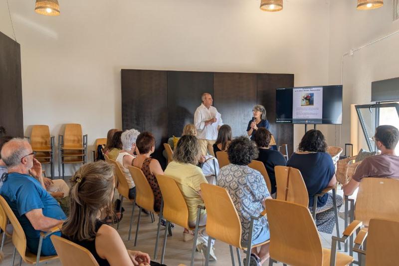 Ricard Díaz i Maria Tur durant l'acte de celebració dels sis mesos de funcionament de l'Espai de Vetlla. Imatge de Gemma Permanyer.