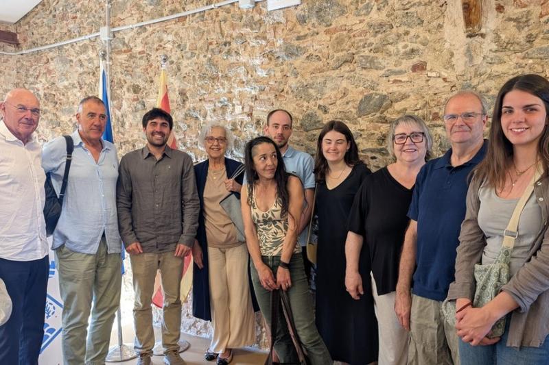Familiars d'Àngels Rosés i d'Isidre Corderas amb l'alcalde Pol Cabutí durant la inauguració