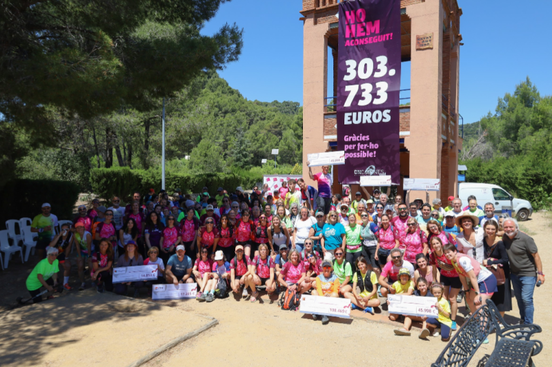 Fundacions, voluntaris, participants i organitzadors en la foto de família del final de l'acte / Marta Vázquez 