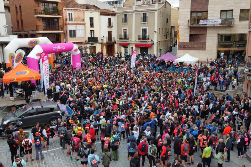 Vista aèria de la plaça de la Font del Lleó de Caldes de Montbui pocs minuts abans de la sortida.