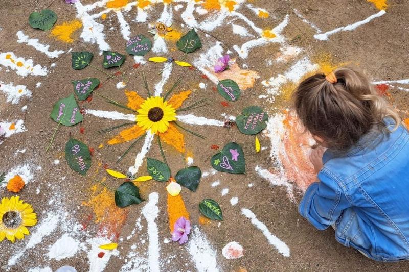 es veu una nena participant en la creació del mandala