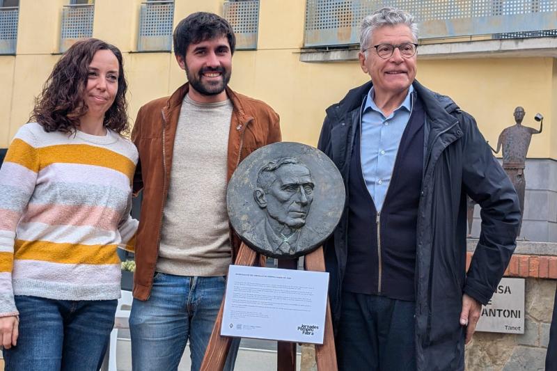 D'esquerra a dreta: Bàrbara Dorca, del grup de treball de les Jornades Fabra; Pol Cabutí, alcalde de Sant Feliu; i Esteve Turra, tinent d'alcalde de Prada de Conflent