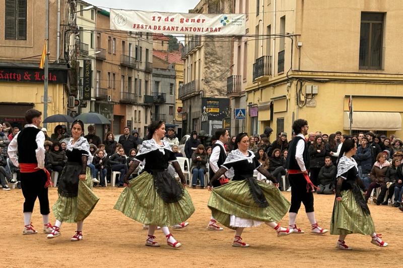 Ballada de la dansa de Sant Antoni que finalment es va poder fer a la plaça.