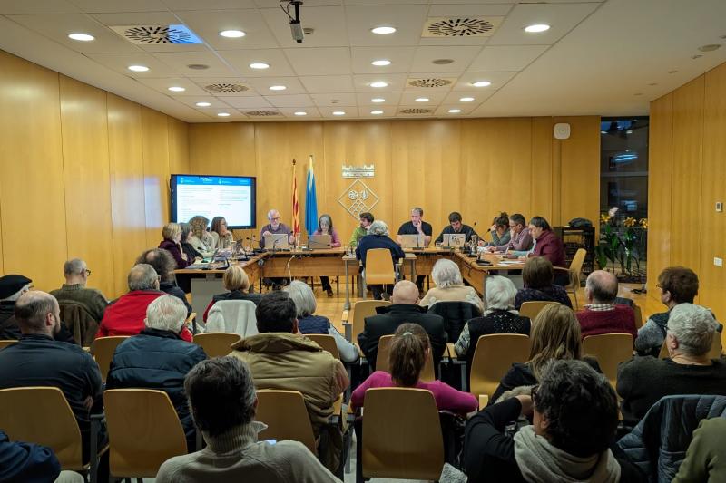 La sala de plens de l'Ajuntament plena de gom a gom durant el ple de gener