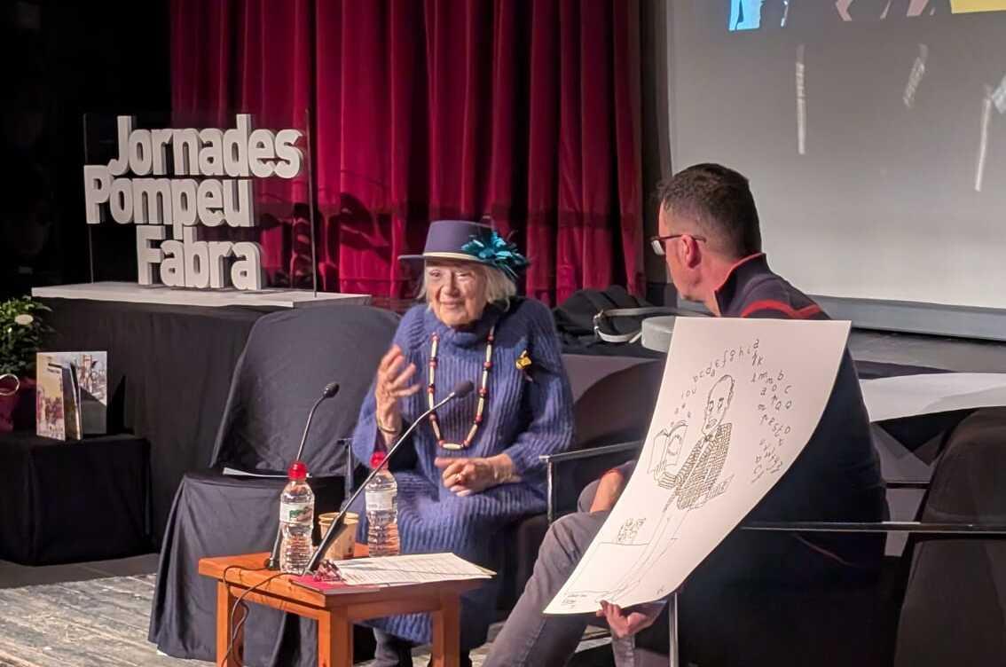 Pilarín Bayes en una xerrada de la programació de les Jornades Pompeu Fabra de l'any passat. Imatge de Gemma Permanyer.