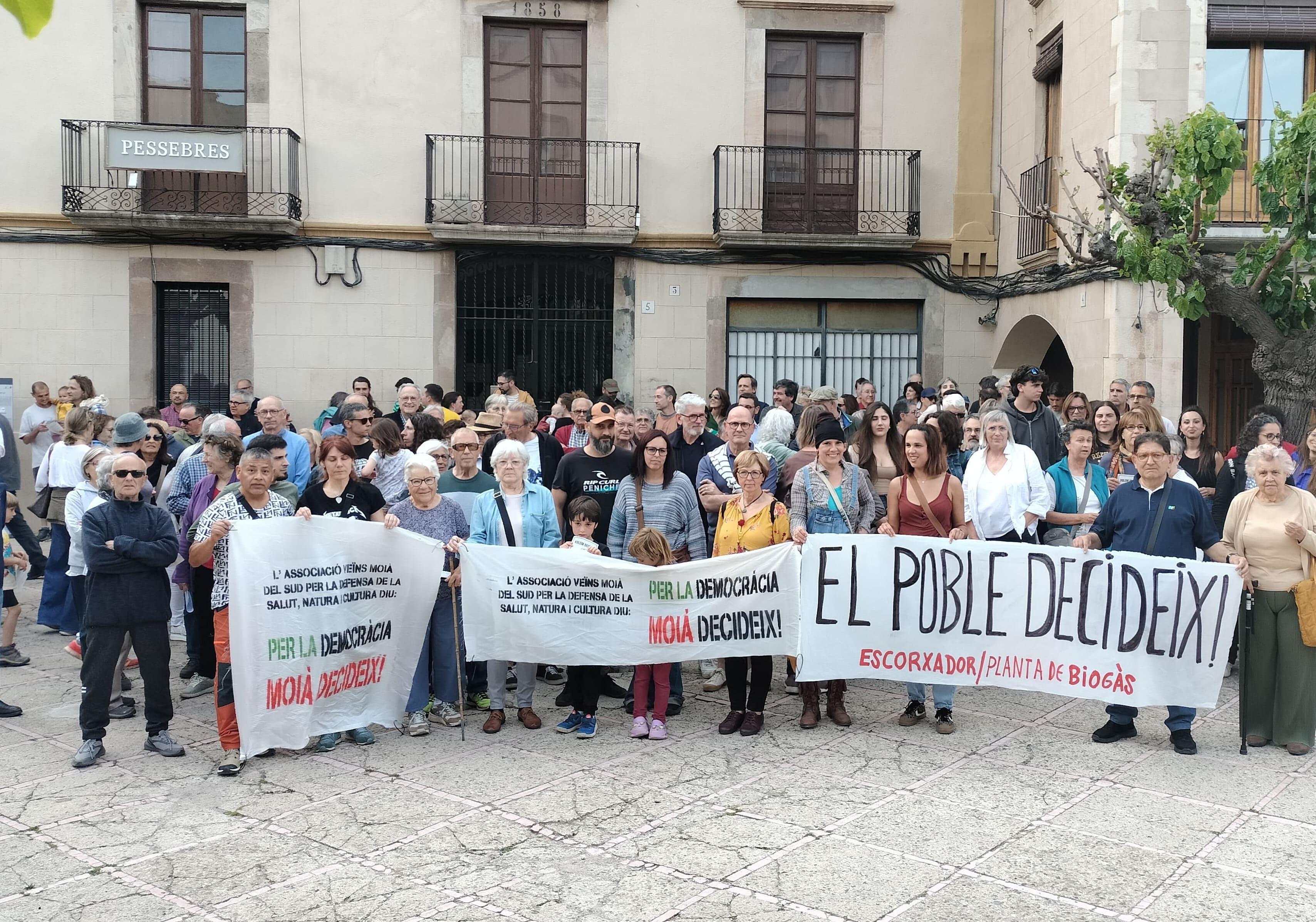 Manifestants contraris al projecte de l'Ajuntament el passat 21 de maig en una concentració durant un ple municipal.