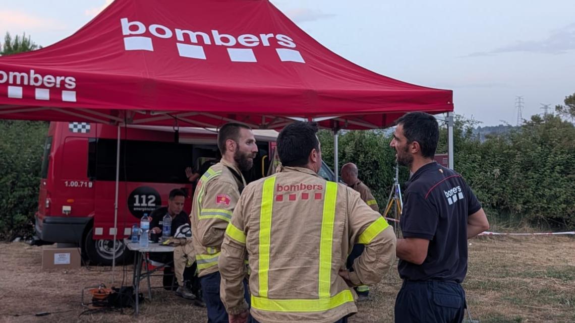 Bombers al centre de comandament avançat de Sant Quirze Safaja