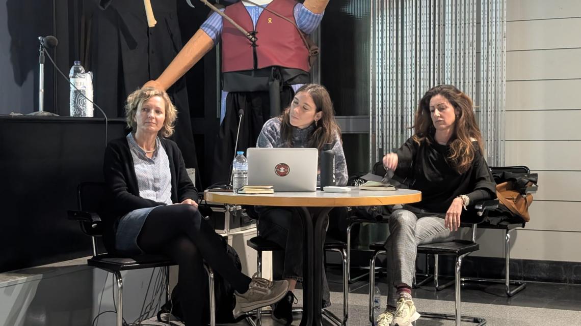 Clara Basiana, al centre, amb les altres dues pontents de la xerrada