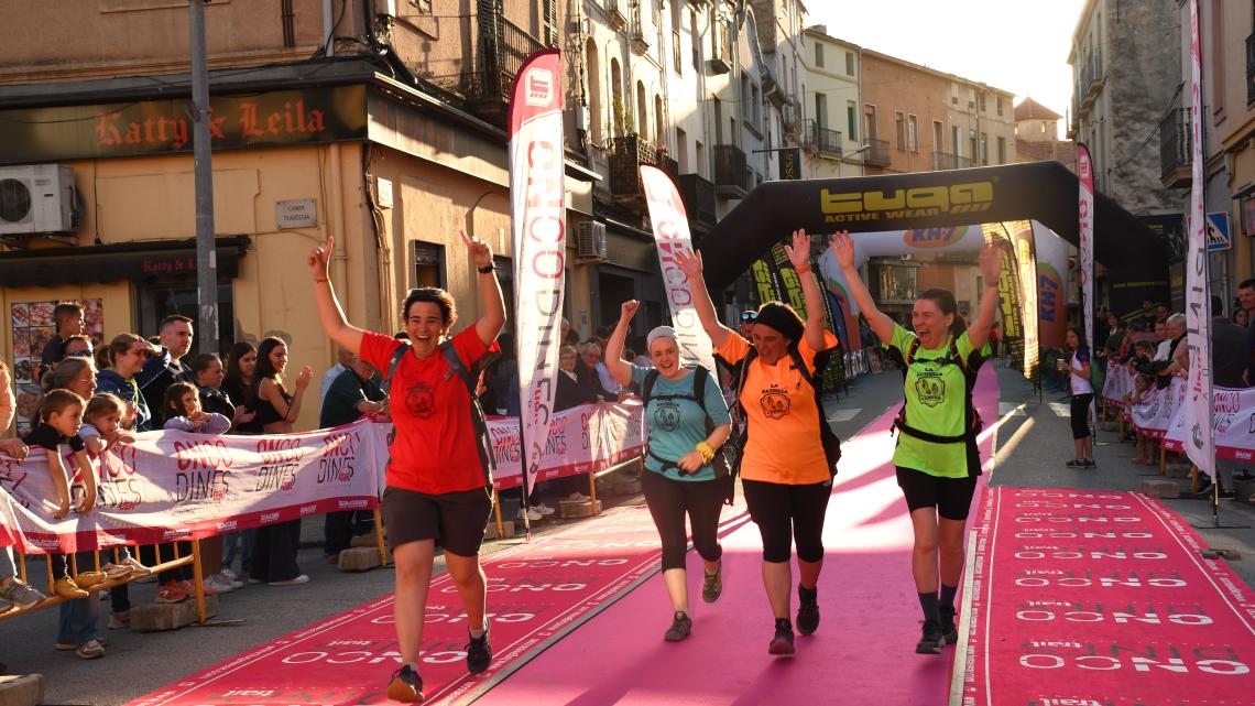 Participants de l'anterior edició de l'OnCodines arribant a la línia de meta.