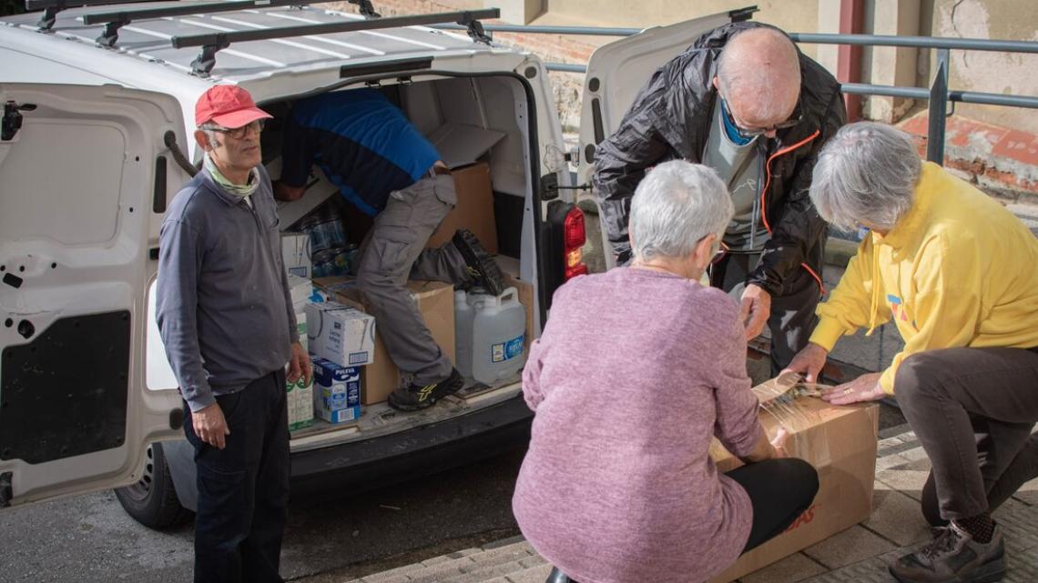 Persones carregant de material una furgoneta