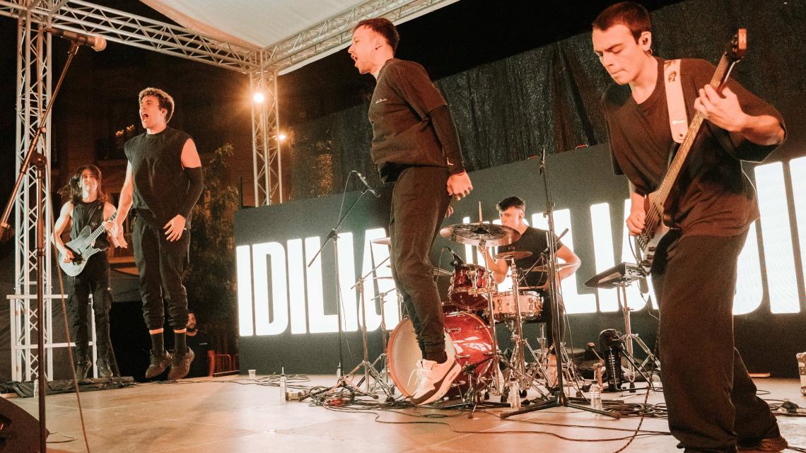 El grup Idilia liderat pel codinenc Elies Dulcet en un dels seus directes. Imatge d'Idilia.