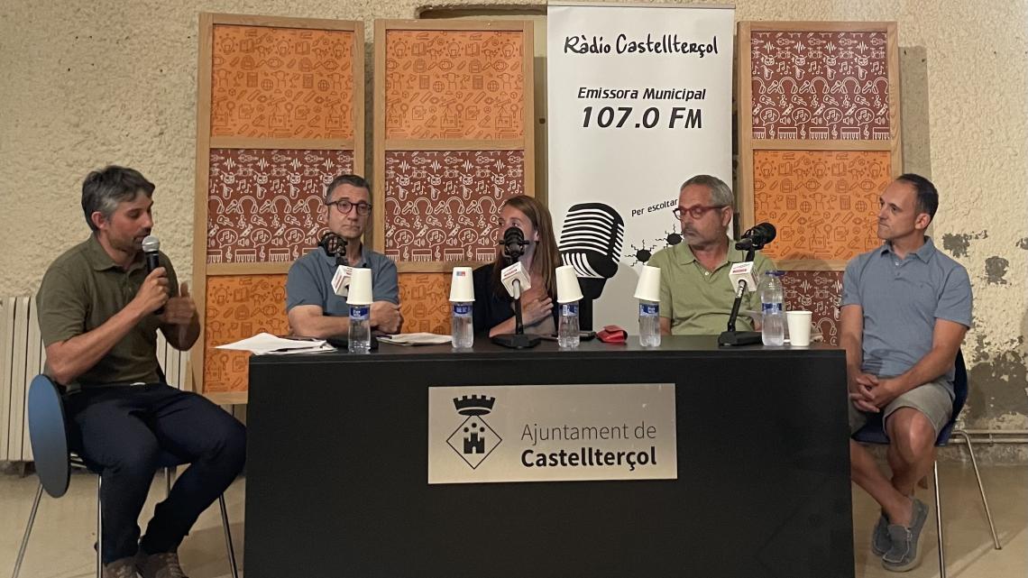 Jordi Terrades (segon per l'esquerra) en la taula rodona sobre mobilitat al Moianès celebrada a Castellterçol en el marc de la Universitat d'Estiu del Moianes.