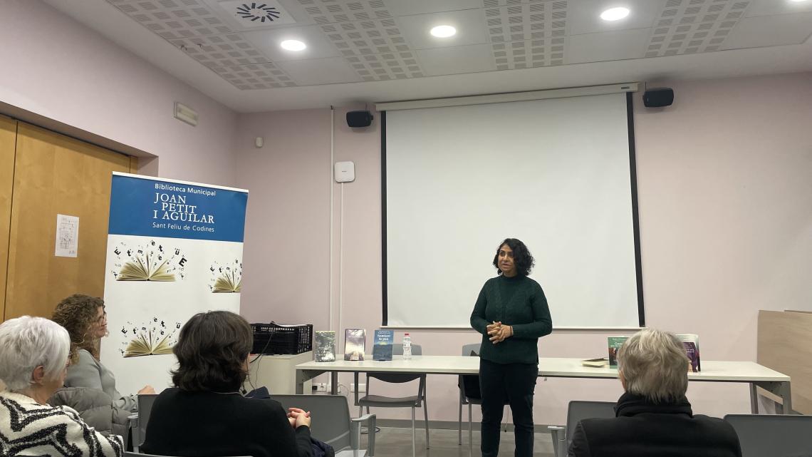 L'escriptora Nadia Ghulam fent la xerrada a la Biblioteca Municipal