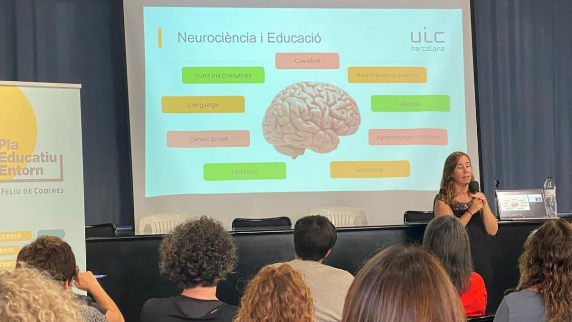 Anna Carballo durant la xerrada 'Neurociència i educació' / Oriol Sánchez