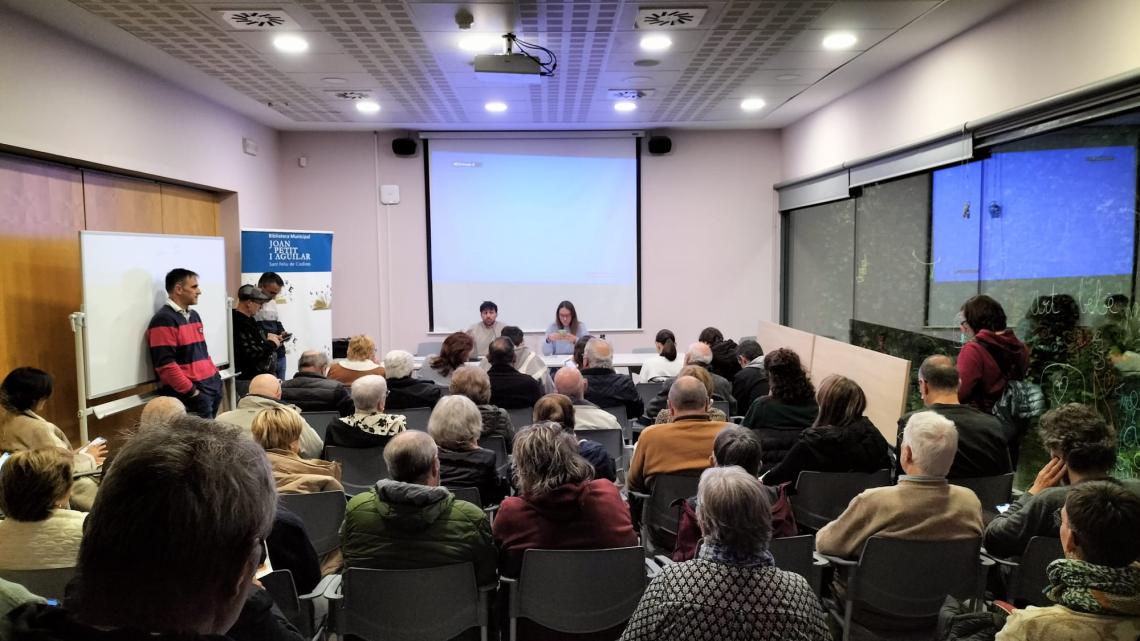 La sala d'actes de la biblioteca municipal plena en la presentació del procés