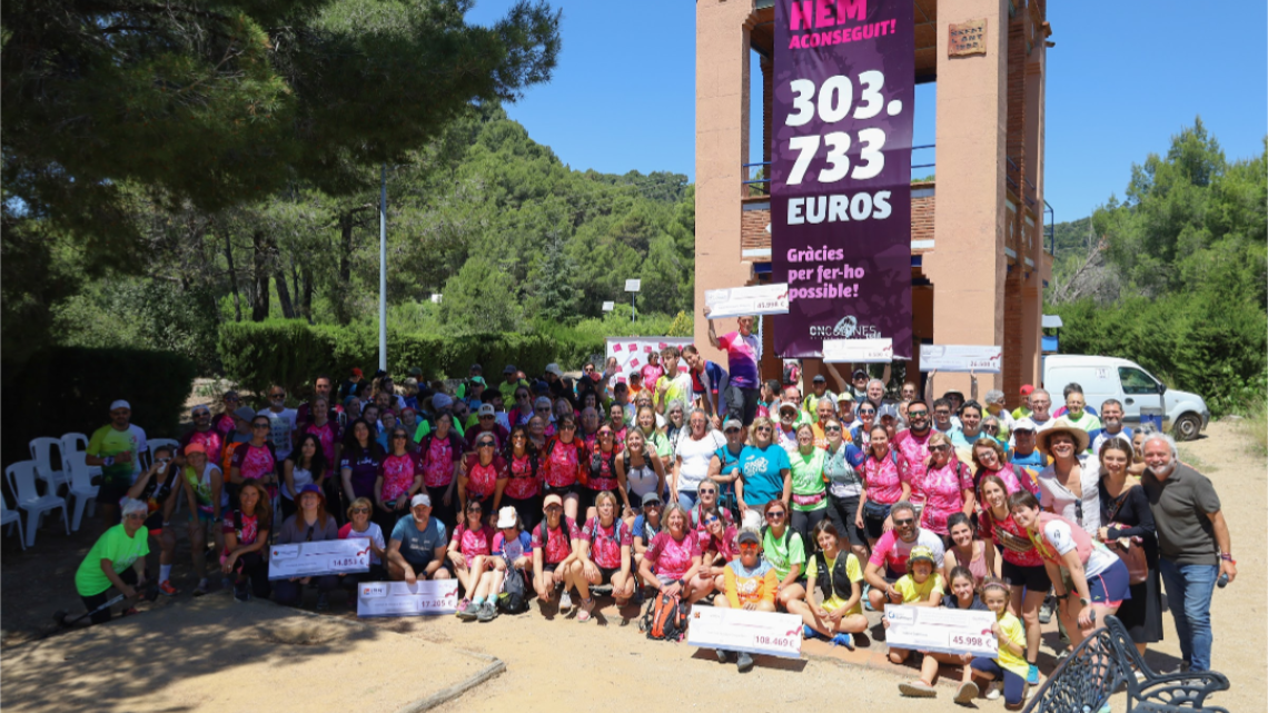Fundacions, voluntaris, participants i organitzadors en la foto de família del final de l'acte / Marta Vázquez 