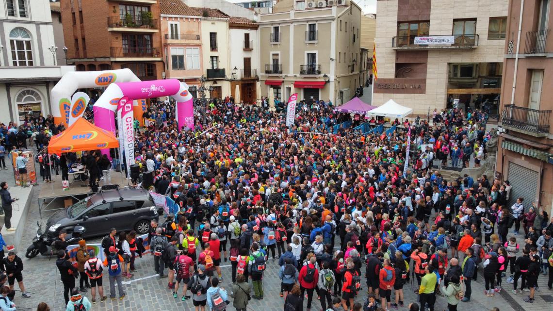 Vista aèria de la plaça de la Font del Lleó de Caldes de Montbui pocs minuts abans de la sortida.
