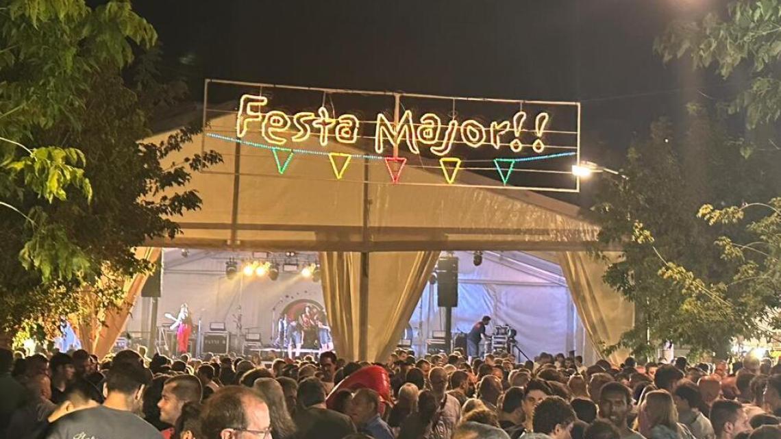 Imatge del gran volum de gent que es va acostar a la zona de festa. Imatge de Gemma Permanyer.