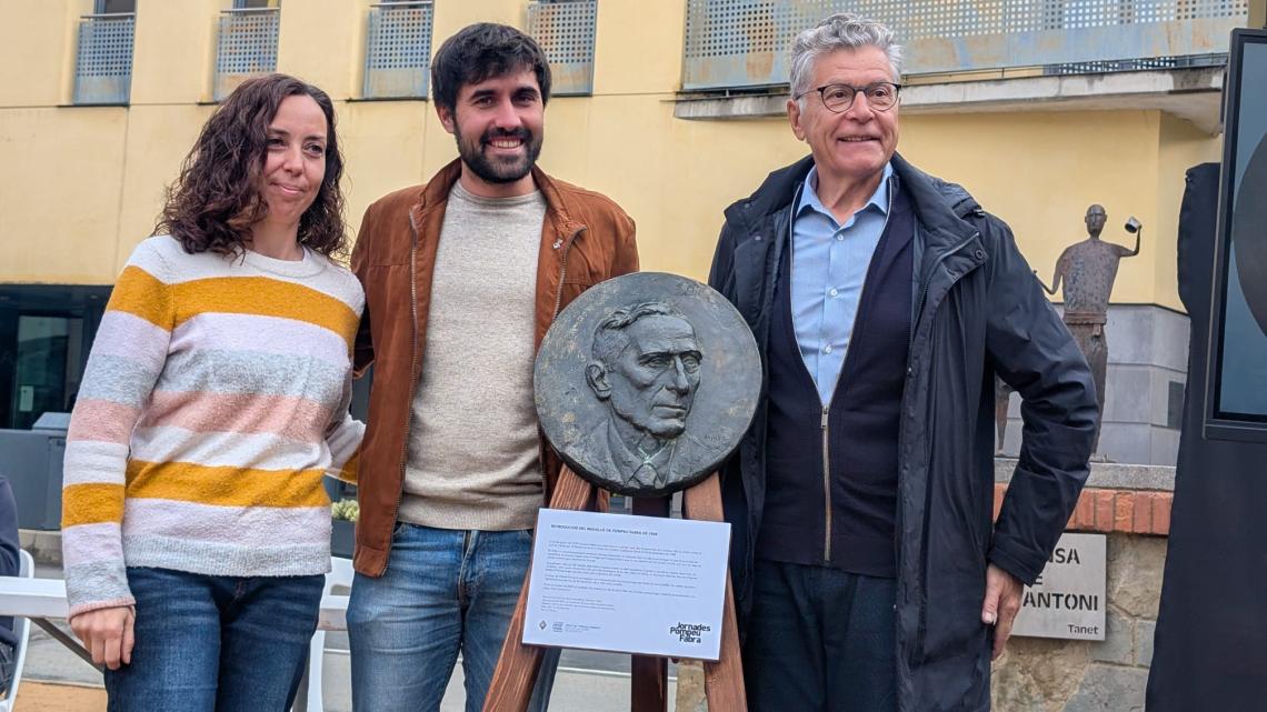 D'esquerra a dreta: Bàrbara Dorca, del grup de treball de les Jornades Fabra; Pol Cabutí, alcalde de Sant Feliu; i Esteve Turra, tinent d'alcalde de Prada de Conflent