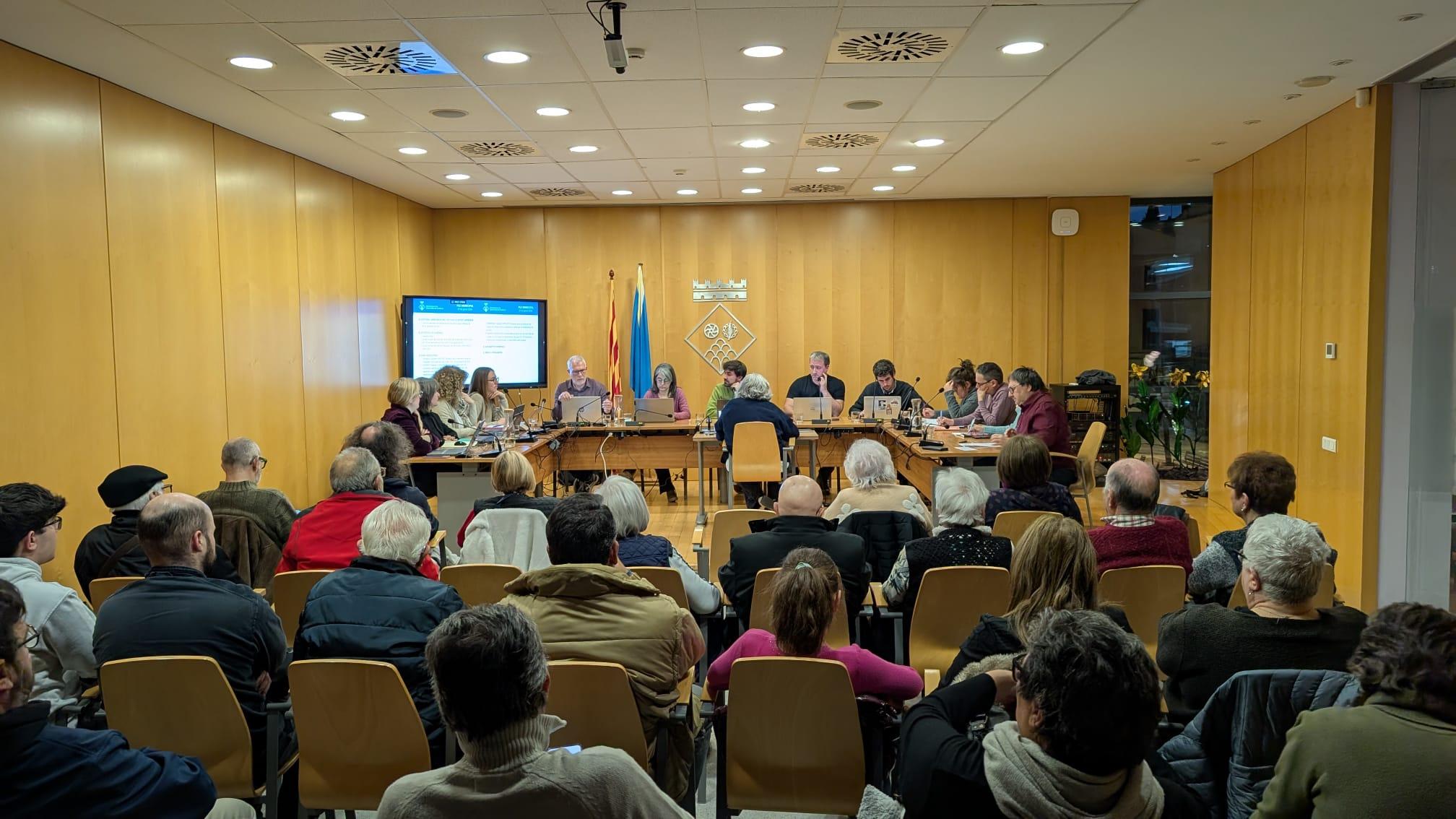 La sala de plens de l'Ajuntament plena de gom a gom durant el ple de gener 