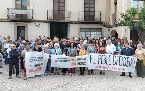 Manifestants contraris al projecte de l'Ajuntament el passat 21 de maig en una concentració durant un ple municipal.