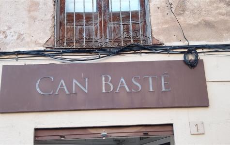 A Vivències, recordarem els orígens de la botiga centenària de Can Basté amb el testimoni dels familiars. Abans, en Jaume Segalés ens parlarà des de Madrid sobre els 20 anys d’aquesta emissora.