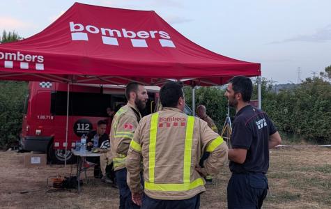 Bombers al centre de comandament avançat de Sant Quirze Safaja