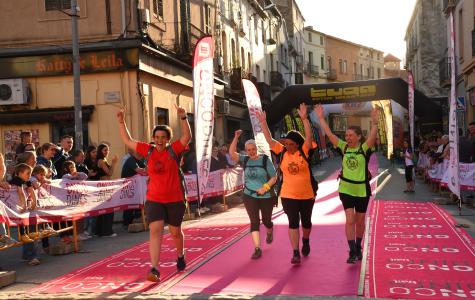 Participants de l'anterior edició de l'OnCodines arribant a la línia de meta.