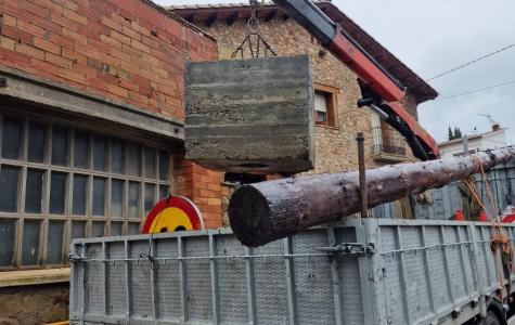 El pal de fusta i el peu de formigó que l'aguantava que Telefónica va instal·lar el 2020 al camió que l'ha retirat.