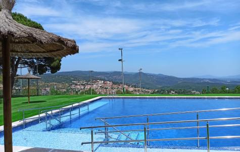Estat actual de la piscina de Solanes, amb la nova rampa per a persones amb mobilitat reduïda.