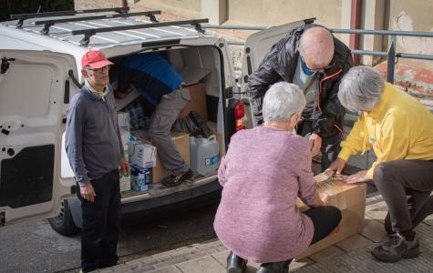 Persones carregant de material una furgoneta