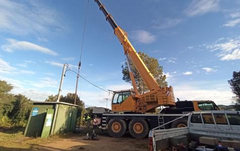 Maquinària treballant en l'avaria de la bomba del pou