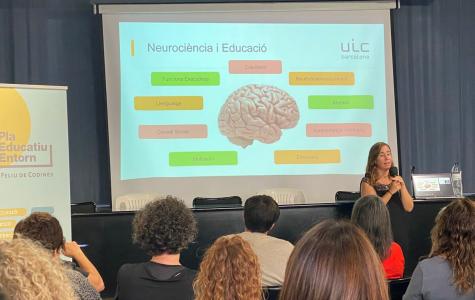 Anna Carballo durant la xerrada 'Neurociència i educació' / Oriol Sánchez