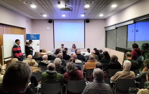 La sala d'actes de la biblioteca municipal plena en la presentació del procés