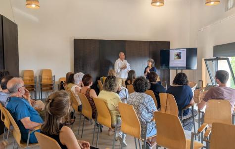 Ricard Díaz i Maria Tur durant l'acte de celebració dels sis mesos de funcionament de l'Espai de Vetlla. Imatge de Gemma Permanyer.