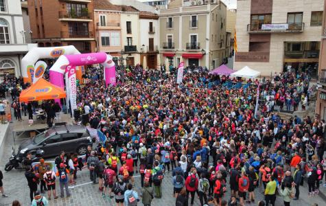 Vista aèria de la plaça de la Font del Lleó de Caldes de Montbui pocs minuts abans de la sortida.