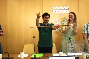 Pol Cabutí i Borell va rebre la vara d’alcalde de mans de Queralt Vinyals / Marta Váquez Photo