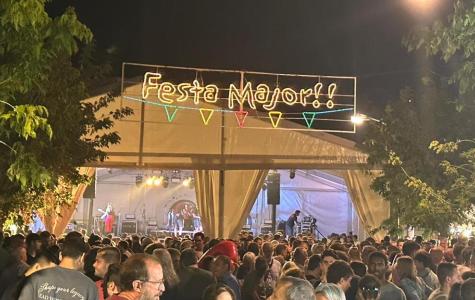 Imatge del gran volum de gent que es va acostar a la zona de festa. Imatge de Gemma Permanyer.