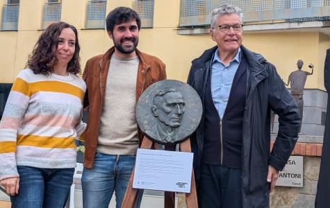 D'esquerra a dreta: Bàrbara Dorca, del grup de treball de les Jornades Fabra; Pol Cabutí, alcalde de Sant Feliu; i Esteve Turra, tinent d'alcalde de Prada de Conflent