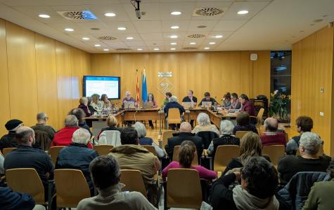 La sala de plens de l'Ajuntament plena de gom a gom durant el ple de gener 