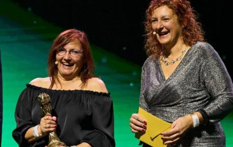 Roser Guiteras i Maria del Mar Salvador sobre l'escenari durant la gala dels Premis Gaudí.