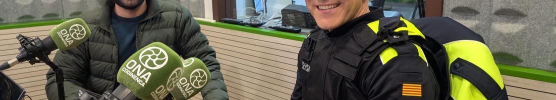 Llorenç Baqués, nou cap de la policia local, i Pol Cabutí, alcalde, als estudis d'Ona Codinenca