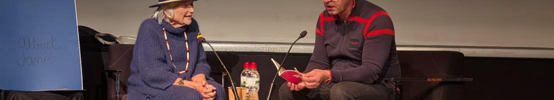 Pilarín Bayés i Lluís Llopis en la seva conversa sobre la vida de la dibuixant i la d'Albert Jané. Imatge de Gemma Permanyer.